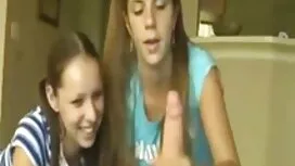 これらのいとこは一緒に見るのが大好き 女 ...