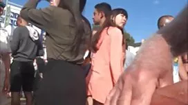 三人の大きな子供の母は、牛乳の味を持って ...