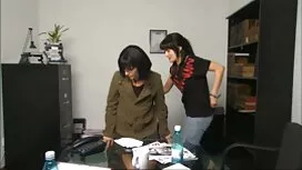 彼女の猫は熱く、彼女のディルドの準備がで ...