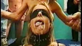 彼女は彼女の恋人の夫のためのコーナーにあ ...