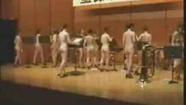 それを置く女性の犬の下着を着用しないでく ...